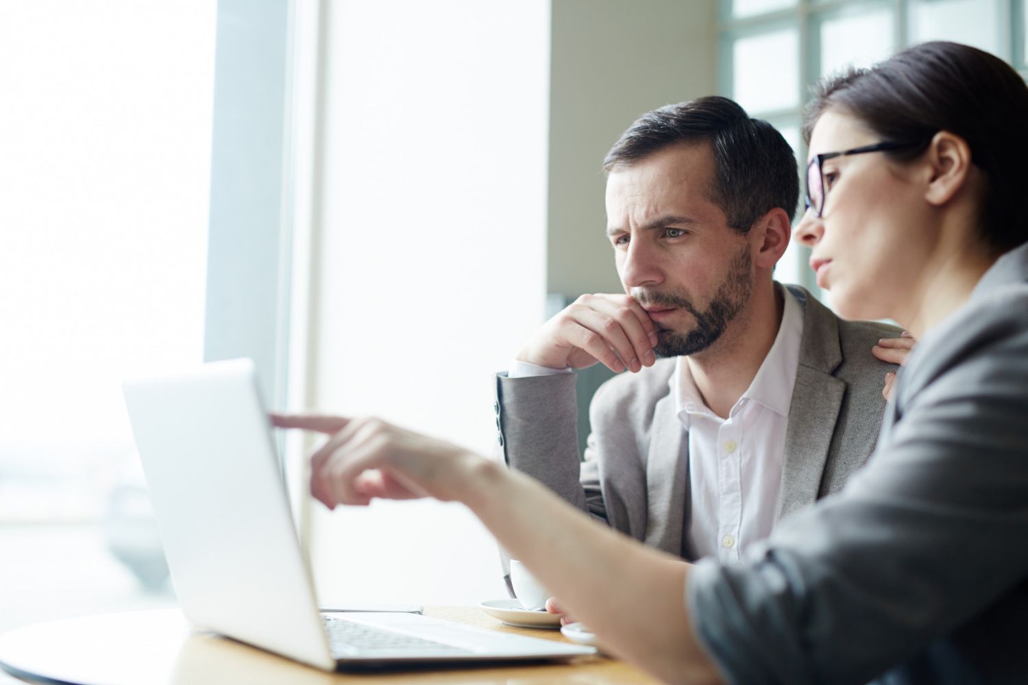 réunion de travail entre 2 commerciaux